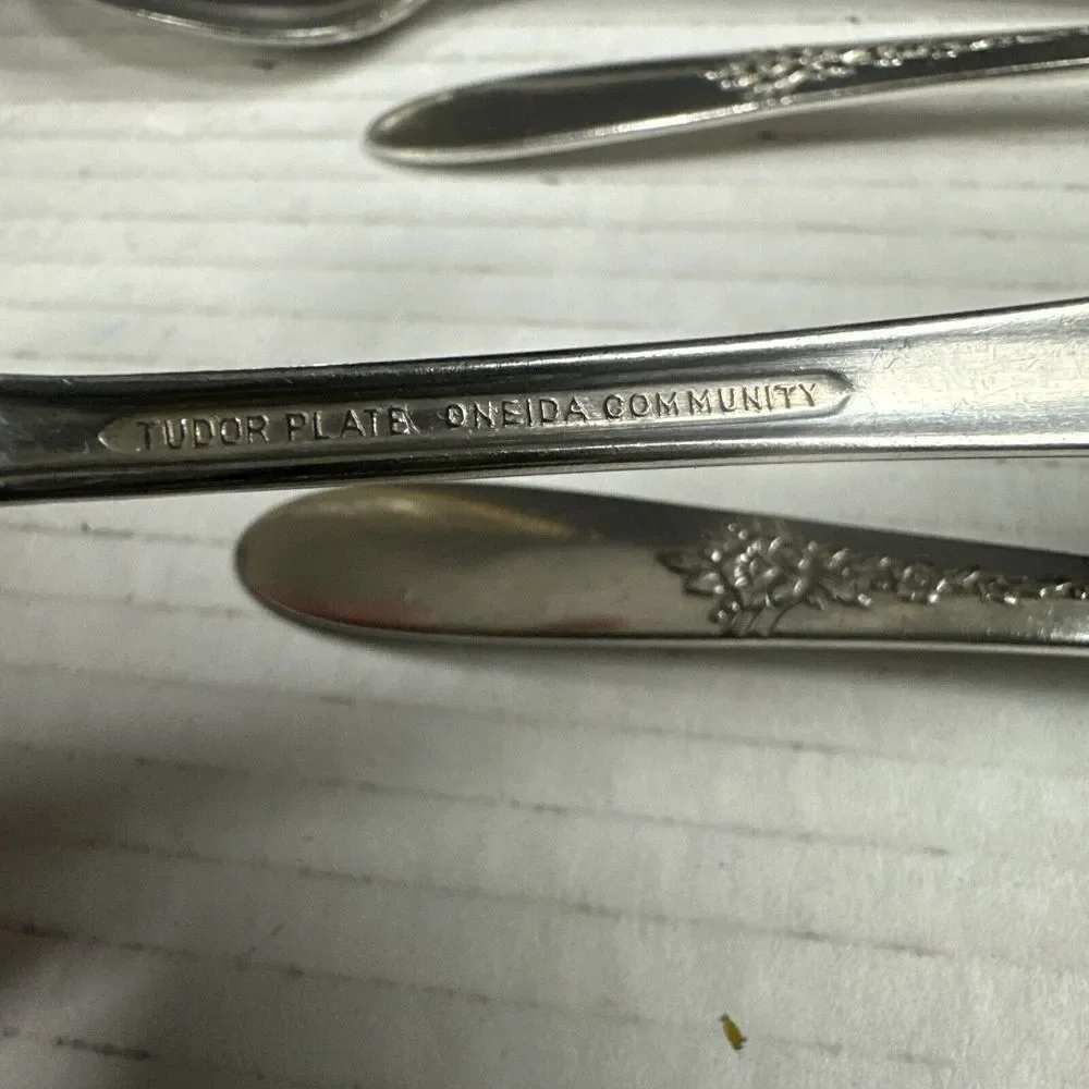 VTG  1941 SILVERPLATE SPOON 8 PC ONEIDA FANTASY TUDOR PLATE COMMUNITY See Pics